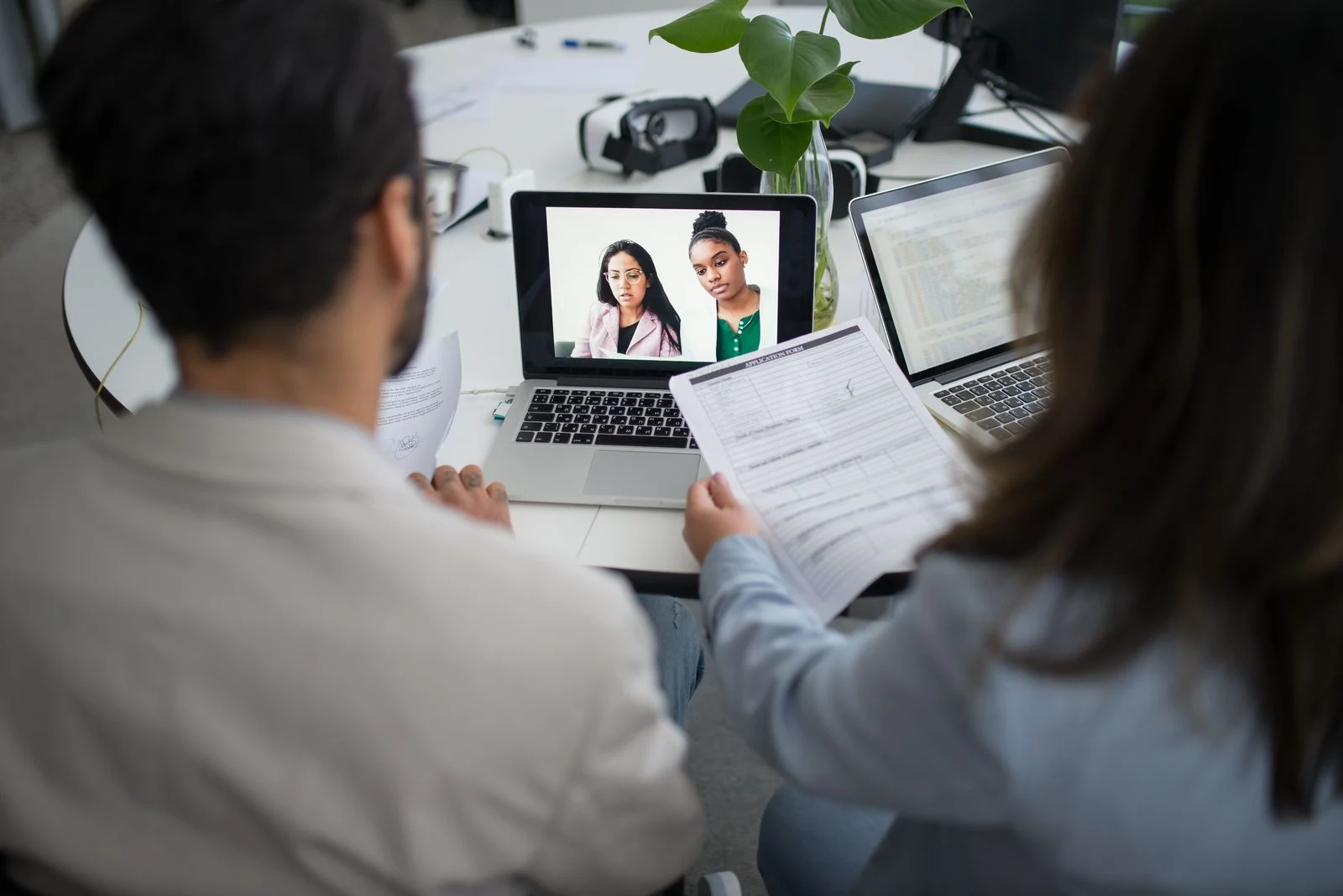 Twee collega’s bespreken hun IT-omgeving