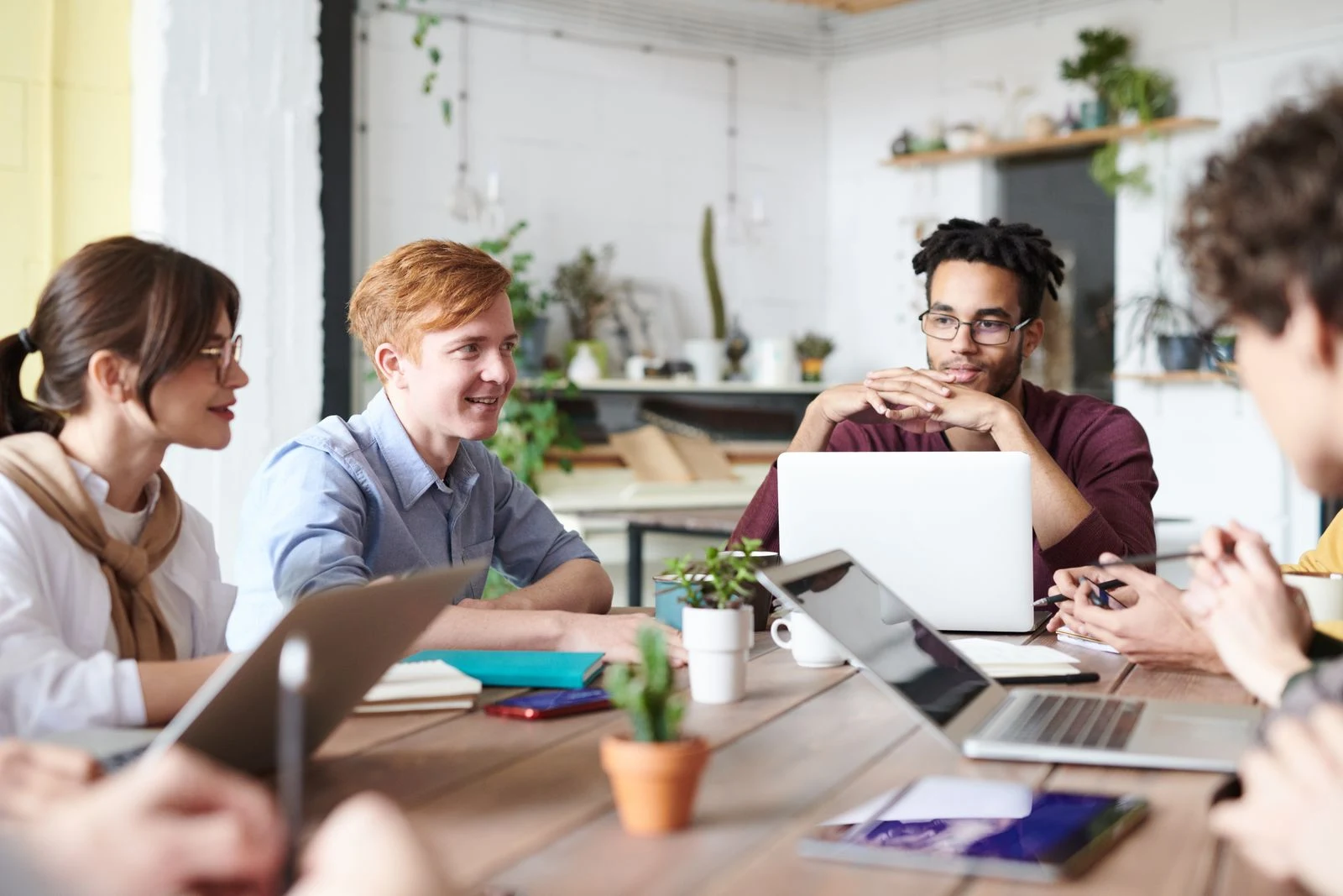 Axeron-team in overleg over de IT-omgeving van een kmo in Lier