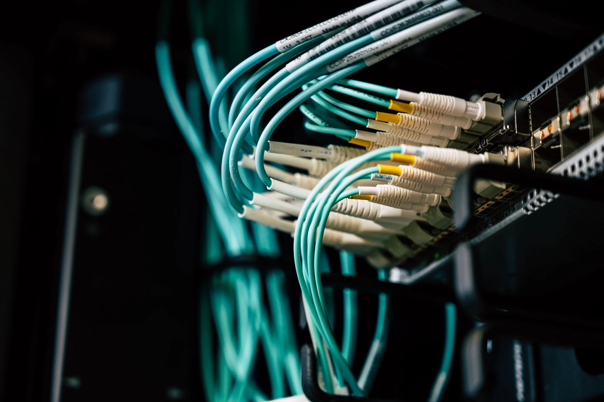 Glasvezelkabels aangesloten op een netwerkswitch in een serverkast